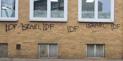 Almanya’da iki camiye düzenlenen saldırıda duvarlara "İsrail" ve "IDF" yazıldı