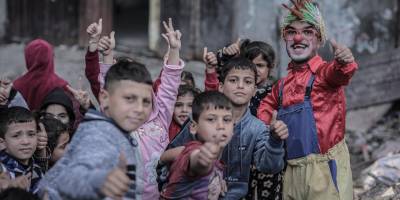 Ailesini İsrail'in saldırısında kaybeden Gazzeli palyaço, acısına rağmen çocukları güldürüyor