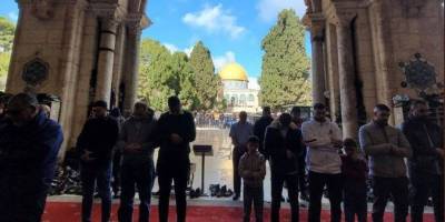 İşgal güçlerinin kısıtlamalarına rağmen 50 bin kişi Cuma namazını Mescid-i Aksa’da kıldı