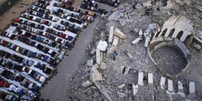 Gazze'de enkaz üstünde geçici mescitler kuruluyor