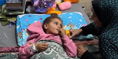 Gazze'de tedavi olamayan çocuklar, hastane köşelerinde ölümle pençeleşiyor