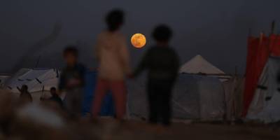 Katil İsrail ordusu, Gazze'de çadırları ve okulları bombalayarak 7 Filistinliyi katletti