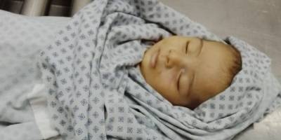 Gazze'de bir bebek soğuktan donarak can verdi