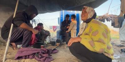 Görme engelli Filistinli anne-baba, çocuklarının yardımıyla yaşamaya çalışıyor