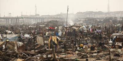 Nijerya'da hükümet tarafından evleri yıkılan yerli halk kanolarda yaşam mücadelesi veriyor