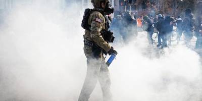 ICE komutanı Gregory Bovino göstericilerin üzerinde kimyasal içeren gaz bombası attı