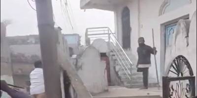 Tek bacağı ile Hindulara karşı camiyi savundu