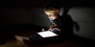 Kendi evladını içeriğe dönüştüren annelik krizi