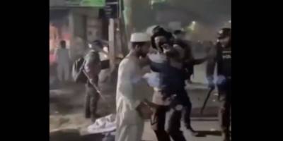 Hindistan'da medrese hocası onlarca polise karşı mücadele etti