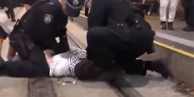 Avustralya'da Filistin destekçisi protestocuyu polis defalarca yumrukladı