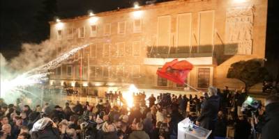 Tiran'da hükümet karşıtı gösterilerde, Başbakanlık binasına molotofkokteyli saldırısı