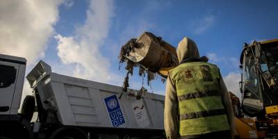Gazze Belediyesi, İsrail saldırıları nedeniyle biriken atıkları kaldırmaya çalışıyor