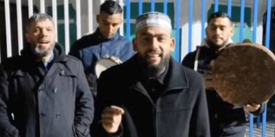 Bir ilahi, belli bir kesimi yine kelimenin tam anlamıyla “kudurttu”