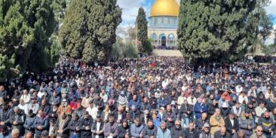 Kısıtlamalara rağmen 100 bin kişi Mescidi Aksa'da Cuma namazı kıldı