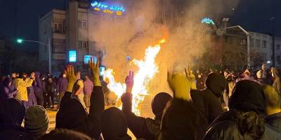 Ülkesi bombalanırken dans edenler
