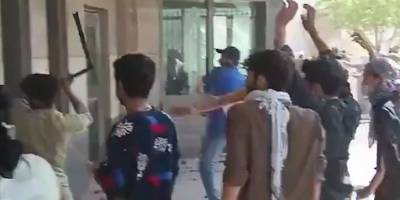 Pakistan'da bir grup gösterici, ABD'nin Karaçi Konsolosluğu'na girmeye çalıştı