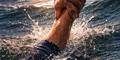 Boğulmamak yetmez, yüzmek gerekir