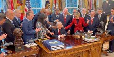 Evanjelistlerden Trump’ın etrafında savaş duası