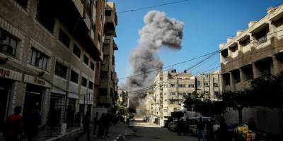 Katil İsrail'in Gazze'nin orta kesimine düzenlediği saldırıda 4 Filistinli hayatını kaybetti