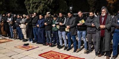 Soykırımcı İsrail, Kudüs'te teravih namazı kılan Filistinlilere saldırdı