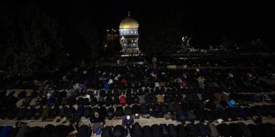 Soykırımcı İsrail, Kudüs'te teravih namazı kılan Filistinlilere saldırdı