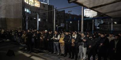 İşgal rejiminin Mescid-i Aksa'yı kapatmasının ardından sokaklarda teravih kıldı