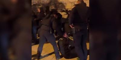 İşgalci İsrail polisi, Kudüs'te teravih kılmak isteyen Filistinlilere saldırdı