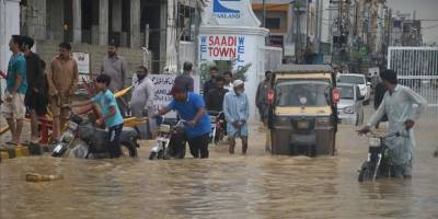 Pakistan'ın Karaçi kentinde şiddetli yağışlar nedeniyle 16 kişi hayatını kaybetti