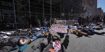 İsrail'e yapay zeka destekli gözetleme teknolojileri üreten Palantir'in merkezi önünde protesto