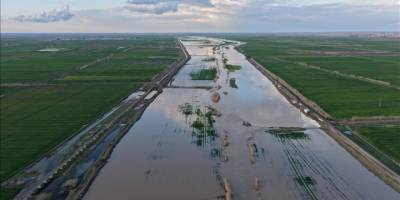Rakka’da nehrin taşması sonucu araziler su altında kaldı