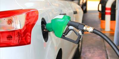 Hindistan'da "petrol sıkıntısı olabileceği" iddiası, akaryakıt istasyonlarında uzun kuyruklara yol açtı