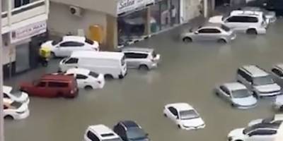 BAE'nin Şarika kentinde şiddetli yağışlar nedeniyle araçlar su altında kaldı