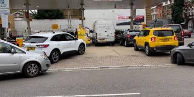 İngiltere'de bazı akaryakıt istasyonlarında "geçici tedarik kısıtı" yaşandığı bildirildi