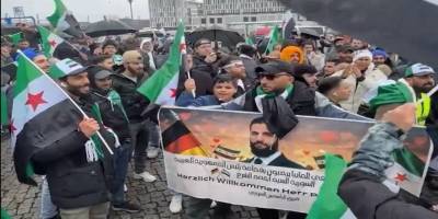 Almanya’yı ziyaret eden Ahmed eş-Şara’ya Suriyelilerden coşkulu karşılama