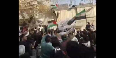 Şam’da halk BAE elçiliğini basıp Filistin bayrağını astı