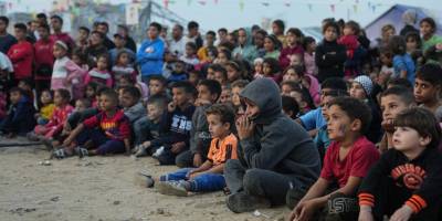 İsrail bombardımanının altında erkenden büyümek