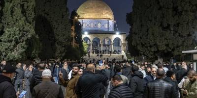 Filistinliler, savaş bahanesiyle 5 haftadır kapalı olan Aksa'ya akın etti