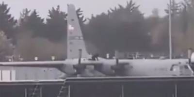 İrlanda'da bir şahıs Amerikan askeri uçağına baltayla saldırdı