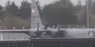 İrlanda'da bir kişi ABD askeri uçağına baltayla saldırdı