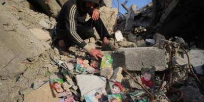 Gazzeli baba, yaklaşık üç yıldır enkaz altındaki çocuklarının izini arıyor