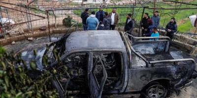 İşgalci İsrailliler, Batı Şeria'da Filistinlilere ait 2 aracı ateşe verdi.