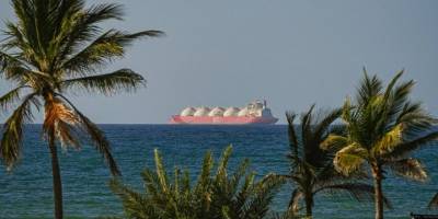 Savaşın başından beri ilk yolcu gemisi Hürmüz Boğazı'ndan geçti