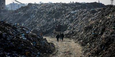 Gazze'de çöpler arasında kötü koku soluyarak yaşayan Filistinliler için "savaş" sürüyor