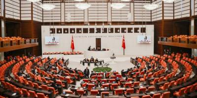 Sosyal medyaya ve doğum iznine yönelik düzenlemeleri de içeren kanun teklifi yasalaştı