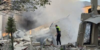 İsrail ordusu, Lübnan'ın güneyindeki evleri ateşe verdi