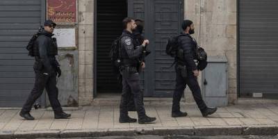 Siyonist polis, Filistin ve İsrail bayraklı kipa takan Yahudi'yi gözaltına aldı, Filistin bayrağını kesti