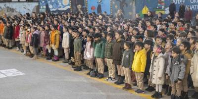 Heykele saygı duruşuna geçmeyen 7 yaşındaki çocuğa tutanak tutuldu