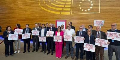 AP'deki en büyük ikinci siyasi grup, İsrail ile ortaklığın askıya alınması için protesto düzenledi