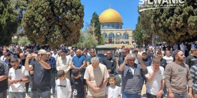 On binlerce kişi işgal barikatlarını aşarak Mescid-i Aksa’da saf tuttu