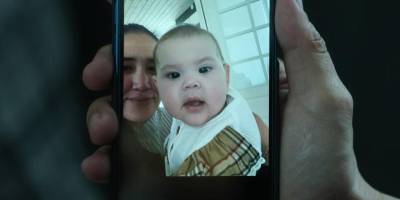 “Yeterince medeni değilsin!” denilerek bebeği elinden zorla alınan anne bebeğine kavuştu